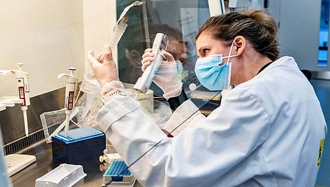 Omicron India First Case : भारतातील ओमायक्रॉनच्या रुग्णांमध्ये आढळली ही लक्षणे?