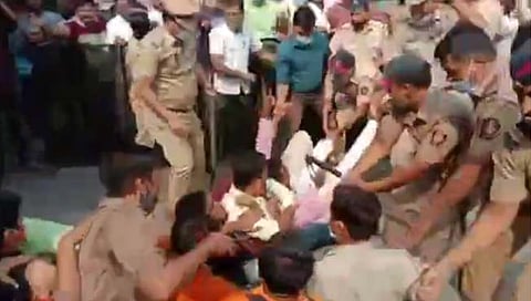 म्हाडा परीक्षा रद्द : जितेंद्र आव्हाडांच्या बंगल्याबाहेर एनसीपी कार्यकर्ते- अखिल भारतीय विद्यार्थी सेनेत हाणामारी