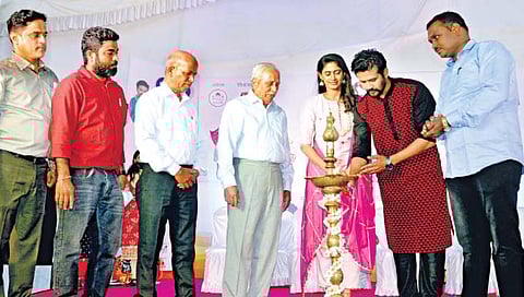 ‘पुढारी’ शॉपिंग अँड फूड फेस्टिव्हलचे दीपप्रज्वलन करून उद्घाटन करताना मल्हार (सौरभ चौघुले) सोबत अंतरा (योगीता चव्हाण), दै. ‘पुढारी’चे समूह सरव्यवस्थापक अनिल पाटील, सहाय्यक सरव्यवस्थापक राजेंद्र मांडवकर, कॅपिटल फूडचे समीर परब, रॉनिक स्मार्ट वॉटर हिटरचे तानाजी पोवार, इव्हेंट मॅनेजर राहुल शिंगणापूरकर आदी.