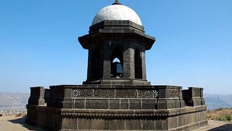 रायगड : शिवसमाधीजवळ पूजा-विधी करणाऱ्या चौघांना चार दिवसांची पोलीस कोठडी