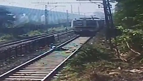 …आणि काळजाचा ठोका चुकला! रेल्वेखाली आत्महत्या करणाऱ्याचा असा वाचला जीव