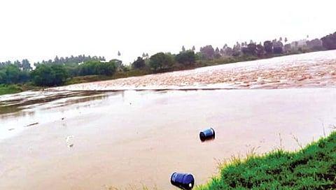 राजापूर : येथील कृष्णा नदीवरील पाण्याखाली गेलेला बंधारा.