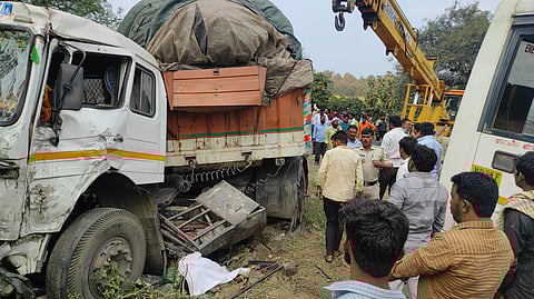 कळमनुरी ते बाळापूर मार्गावर भीषण अपघात; पाच जण ठार झाल्याची भीती