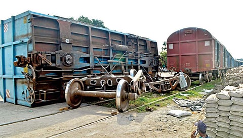 Shahu Market Yard : पाठीला पोते लावले अन् बोगी उलटली! कामगारांनी सांगितला थरारक अनुभव