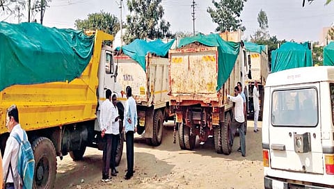 शिरोळ मध्ये १७ डंपर जप्त; बेकायदा माती उत्खनन व वाहतूक प्रकरण