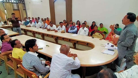 कोल्हापूर जिल्हा बँकेत निवेदिता माने, यड्रावकर यांनी शिवसेनेचा अपमान केला : संजय पवार