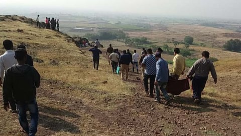 धक्कादायक! सांगलीतील डोंगरावर एका युवकासह दोन युवतींचे मृतदेह, जवळ सापडले चाॅकलेट्स, पुष्पगुच्छ आणि हार