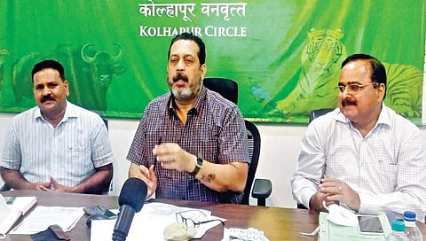 कोल्हापूर : वन विभागाच्या कार्यालयात आयोजित बैठकीत बोलताना मुख्य वनसंरक्षक सुनील लिमये. सोबत समाधान चव्हाण, आर. आर. काळे. (छाया : पप्पू अत्तार)