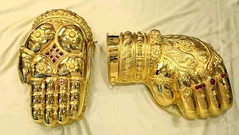 तिरुपती मंदिरात
भाविकाने दान केलेले सुवर्ण हस्त.