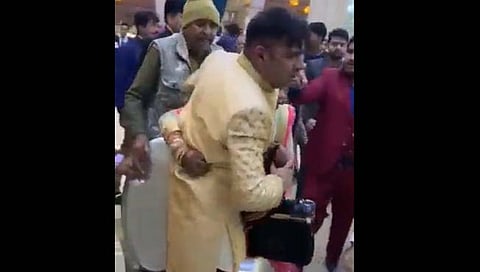 viral video : हुंडा मागितल्याने लग्न मंडपात तुंबळ हाणामारी, नवऱ्याला चोपला!