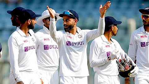 Virat Kohli Dance : जेव्हा चाहत्यांच्या मागणीवर कोहली मैदानात नाचू लागतो (Video)