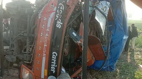 वऱ्हाडाच्या ट्रकला भीषण अपघात ; नाशिकचे चार ठार, 22 जखमी