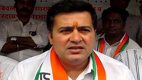 बापाची चप्पल आली म्हणजे बापाची अक्कल येत नाही : आनंद परांजपे