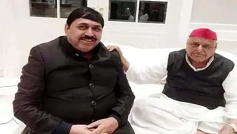 समाजवादी पार्टीचे ज्येष्ठ नेते मुलायमसिंह यादव यांच्यासमवेत प्रमोद गुप्ता. ( संग्रहित छायाचित्र )