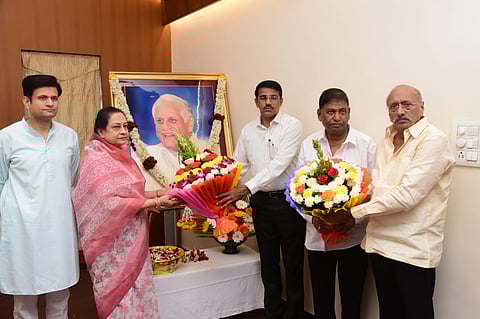 कागल येथे श्री छत्रपती शाहू सहकारी साखर कारखान्याच्या नूतन अध्यक्षा श्रीमंत सुहासिनीदेवी घाटगे यांचा सत्कार करताना निवडणूक अधिकारी