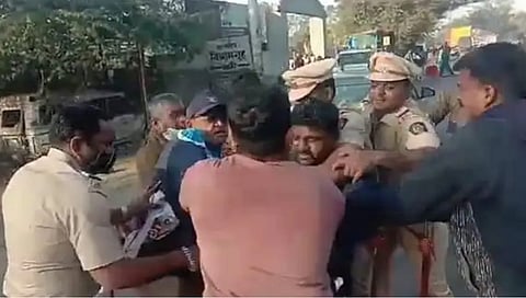 नागपूर-सुरत महामार्गावर ‘त्या’ कुटुंबीयांचा अंगावर पेट्रोल टाकून आत्मदहनाचा प्रयत्न ; वाचा नेमकं काय आहे प्रकरण