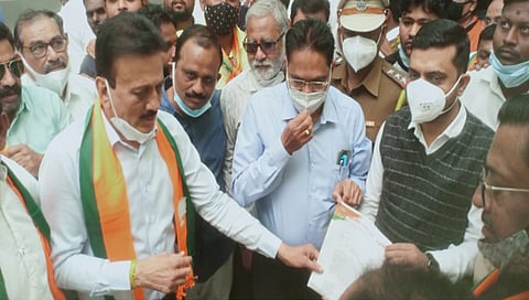 जळगाव : वीजपुरवठा खंडित करण्याच्या निर्णयाविरोधात गिरीश महाजन यांच्या नेतृत्वात भाजपचा बैलगाडी मोर्चा