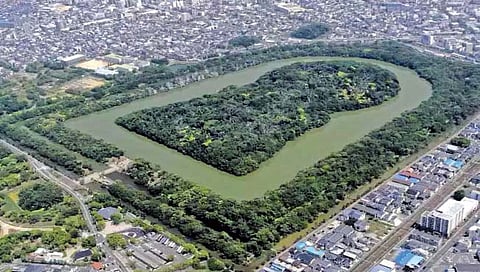 टोकियो : पूर्वाभिमुख आहेत जपानी मकबरे!