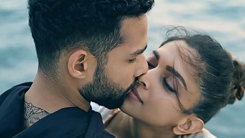 Gehraiyaan songe out : नव्या अभिनेत्यासोबत दीपिका पादुकोणचे लिपलॉक (video)