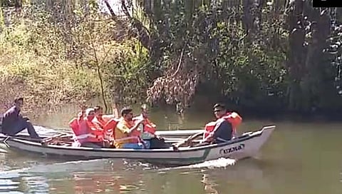 रत्नागिरी : देवरूखमध्ये जलपर्यटनास चालना; नगर पंचायतीकडून फेरीबोटीद्वारे चाचपणी (video)