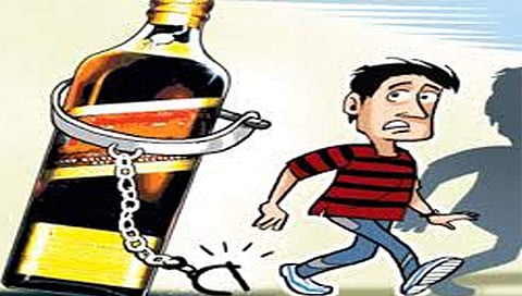 राहत्या घरात सुरु होता बनावट देशी दारू निर्मितीचा कारखाना, पोलिसांनी टाकला छापा ; ११ लाखांचा ऐवज जप्त