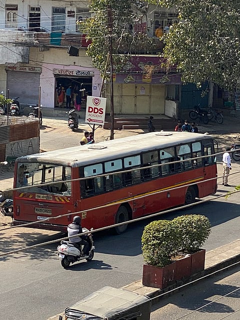 Don't take the exam offline, take it online .. Students broke the bus in Nagpur for this demand