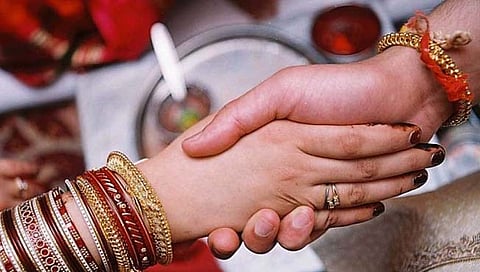 पारोळा : आंतरजातीय विवाहामुळे नव दाम्पत्याला सोडावं लागलं गाव