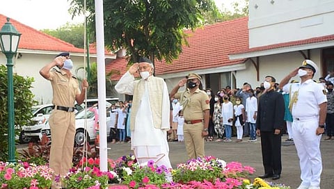 प्रजासत्ताक दिनानिमित्त राज्यपाल भगतसिंह कोश्यारी यांची राष्ट्रध्वजाला मानवंदना