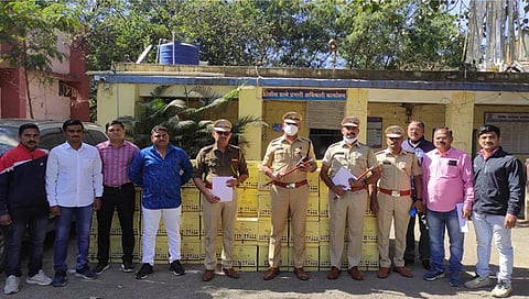 ट्रकच्या मध्ये लोखंडी पार्टिशन टाकून सुरु होती मद्याची तस्करी ; 32 लाख 74 हजाराचा साठा जप्त, तिघांना ठोकल्या बेड्या