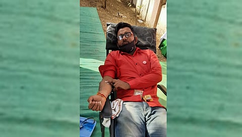 जळगाव : स्वाभिमानी शेतकरी संघटनेतर्फे रक्तदान करून जिल्हा प्रशासनाचा निषेध