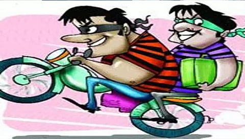 कर्मचार्याच्या हातून पळविली एक लाखाची रोकड ; चोरट्यांचा धूम स्टाईल पोबारा