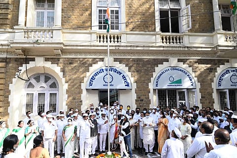 रोहित पाटील यांच्या हस्ते ध्वजारोहण