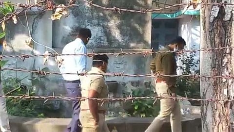 वर्धा : आर्वीच्या कदम हॉस्पिटलमध्ये सापडल्या ११ कवट्या, ५४ हाडे