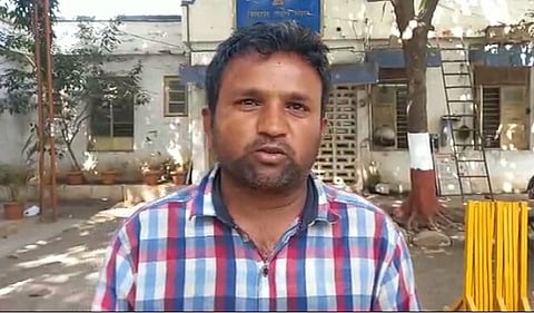 जळगाव : अंगावर पेट्रोल ओतून शेतकऱ्याचा आत्मदहनाचा प्रयत्न; महावितरणकडून वीज कनेक्शन मिळत नसल्याने संताप