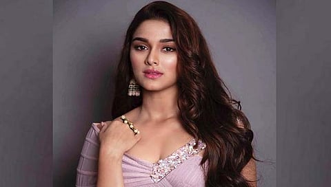 Saiee Manjrekar : दिग्दर्शकाच्या मुलाला डेट करतेय सई