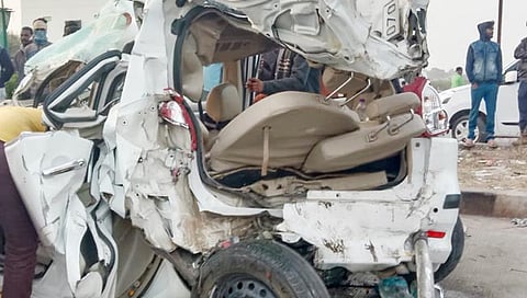 सोलापूर-अक्कलकोट महामार्गावर चार गाड्यांची एका मागून एक धडक; ६ गंभीर जखमी