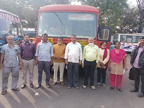 स्वारगेट येथे एसटीच्यासमोर उभारलेले कर्मचारी