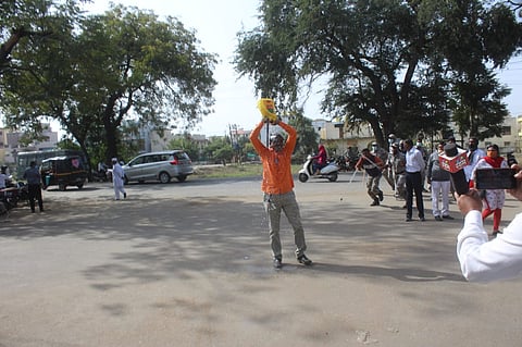आत्मदहनाचा प्रयत्न कारताना तरूण
