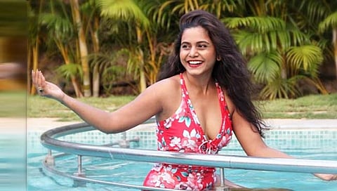 Hemangi kavi : हेमांगी कवीच्या हॉट शुभेच्छा आणि ‘पाण्यात आग’ (video)