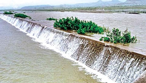 सातारा : राजेवाडी तलाव दुष्काळी जनतेसाठी वरदान