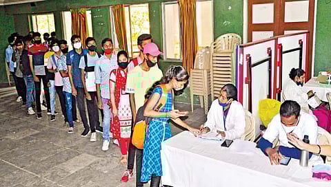 कोल्हापूर : लसीकरणासाठी लागलेली रांग.