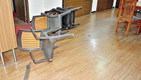 सांगली : जि. प. अध्यक्षांच्या बंगल्यात राडा, पदाधिकारी, सदस्यांत मारामारी