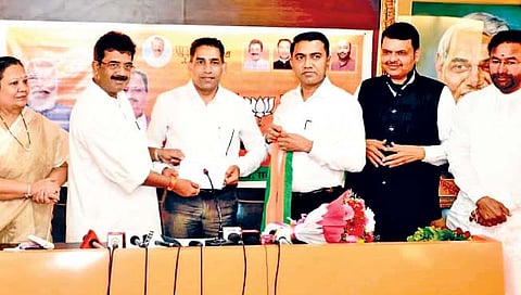 गोव्यात पक्षांतराचे वारे! भाजप मंत्री लोबोंचा हातात हात, तर अपक्ष गावडेंच्या हाती कमळ