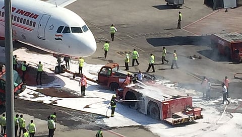 मुंबई : विमानाला पुशबॅक करणाऱ्या वाहनालाच लागली आग; मोठी दुर्घटना टळली
