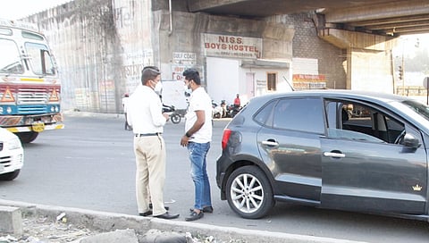 पुणे : नवले पुलावर वाहतूक पोलिसांची दादागिरी; दंड वसुलीने वाहनचालक त्रस्त