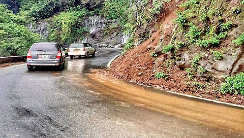 दर पावसात ‘आंबोली’ ची हिरवळ खुणावते; पण दरडी दरडावतात..!