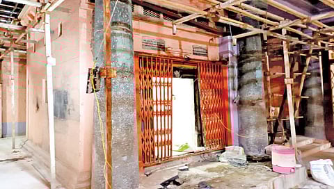 देवस्थानचे सुरू असलेले नूतनीकरणाचे काम.