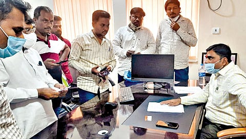 कुर्डुवाडी : नगरपालिका मुख्याधिकार्यांना माजी नगराध्यक्ष दत्ता गवळी यांच्यासह कार्यकर्त्यांनी गराडा घातला.