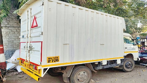 सातारा पोलिसांनी गुटखा वाहतूक करणारा टेम्पो जप्त केला.