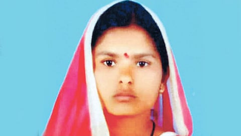 सोलापूर : चारित्र्याच्या संशयावरून भोसकून पत्नीचा खून